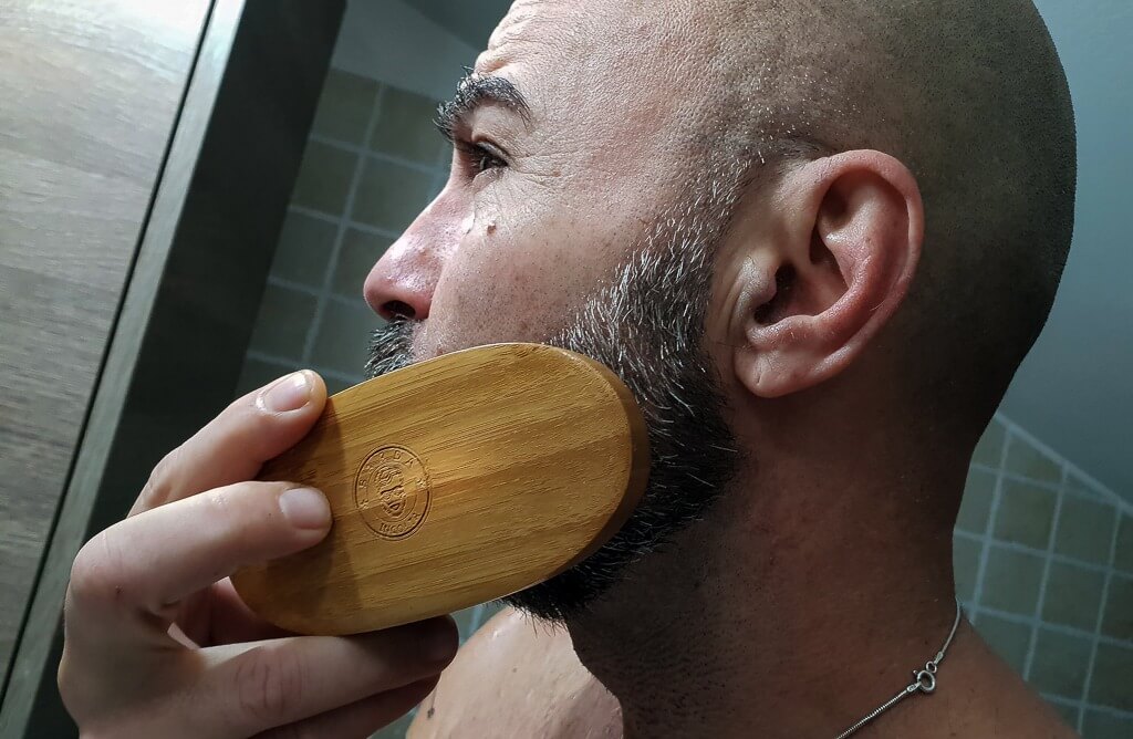 Utilizzare la spazzola per la barba